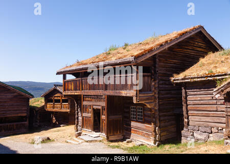 Il vecchio tradizionale norvegese sod in legno case di tetto a Maihaugen Folk Museum Lillehammer Oppland Norvegia Scandinavia Foto Stock