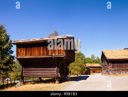 Il vecchio tradizionale norvegese in legno elevata store house (Stabbur) a Maihaugen Folk Museum Lillehammer Oppland Norvegia Scandinavia Foto Stock