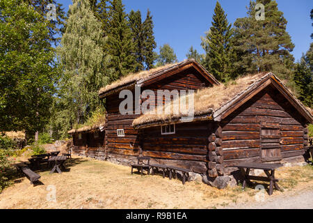 Il vecchio tradizionale norvegese o sod turf tetto casa log in Maihaugen Folk Museum Lillehammer Oppland Norvegia Scandinavia Foto Stock