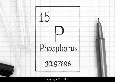 Tavola periodica degli elementi. La grafia elemento chimico fosforo P con la penna nera, tubo di prova e la pipetta. Close-up. Foto Stock