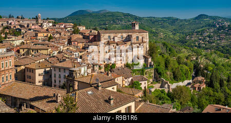 Vista dalla Porta Sole in piazza Rossi Scotti, San Agostino sul centro, a Perugia, Umbria, Italia Foto Stock