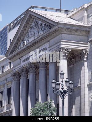 DETALLE del portico del Congreso de los Diputados CON LOS CAPITELES LABRADOS POR JOSE PAGNIUCCI Y FRANCISCO PEREZ - 1850. Autore: PASCUAL Y COLOMER, Narciso. Posizione: Congreso de los Diputados-esterno. MADRID. Spagna. Foto Stock