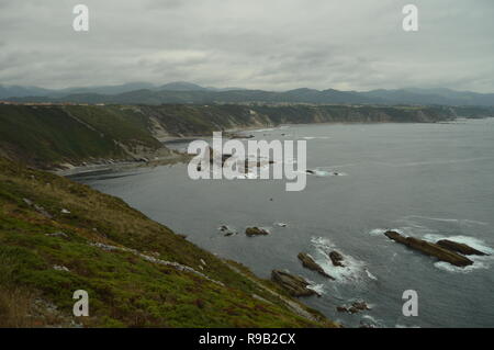 Set di scogliere che circondano la spiaggia di La Vallina in un giorno di pioggia. Luglio 30, 2015. Paesaggi, natura, viaggi. Cudillero, Asturias, Spagna. Foto Stock