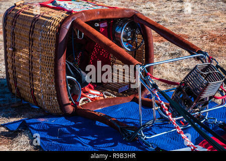 Colorate mongolfiere contro un profondo blu del cielo e del deserto scogliere. Foto Stock