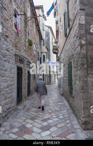 Strada di ciottoli della città vecchia di Kotor, dove la gente vive ancora a questo giorno. Foto Stock