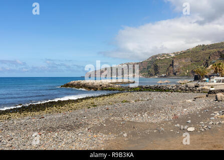 Ribeira Brava, Madeira, Portogallo - 18 Aprile 2018: Vew del litorale della Ribeira Brava sull' isola di Madeira. Portogallo Foto Stock