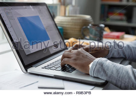 Vicino la donna lavora al computer portatile