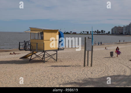 Le persone che si godono la spiaggia nel quartiere Pocitos a Montevideo, Uruguay,America del Sud Foto Stock
