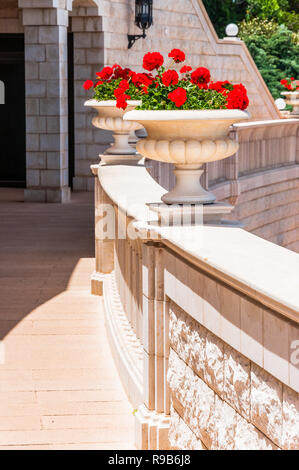 Haifa, Israele - 22 Maggio 2012: rotonda park terrace con il classico dei vasi con fiori che sbocciano su pietra ringhiere. Giardini Bahai si trova nel porto di Haifa in Israele e Foto Stock