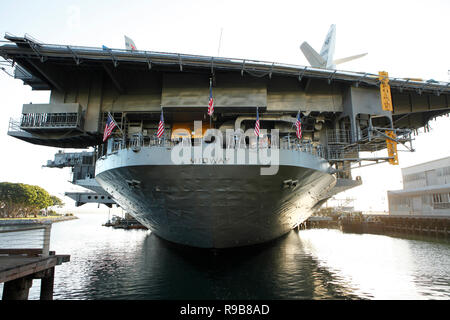 Stati Uniti, California, San Diego, Midway portaerei ormeggiate nella baia di San Diego Foto Stock