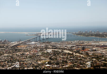 Stati Uniti, California, San Diego, una vista del centro cittadino di San Diego con il ponte di Coronado Island a distanza Foto Stock