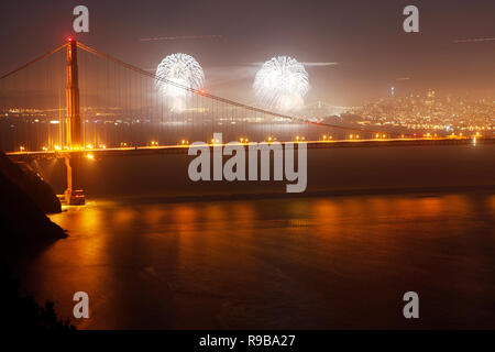 Stati Uniti, California, San Francisco, un night shot del Golden Gate Bridge e fuochi d'artificio presi dai Promontori Marin il 4 luglio Foto Stock