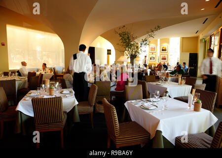 Stati Uniti, California, Healdsburg, all'interno di Dry Creek cucina che è impostato su Healdsburg storica alberata plaza Foto Stock