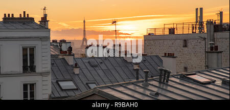 La Torre Eiffel e i tetti di Parigi visto dalla collina di Montmartre Foto Stock