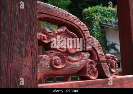 Nagasaki, Giappone - 24 Ottobre 2018: dettaglio delle antiche sculture in legno decorazione presso il Tempio Sofukuji Foto Stock