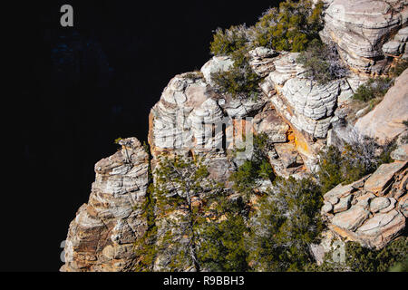 Cliff bordo contro un canyon scuro muro Foto Stock