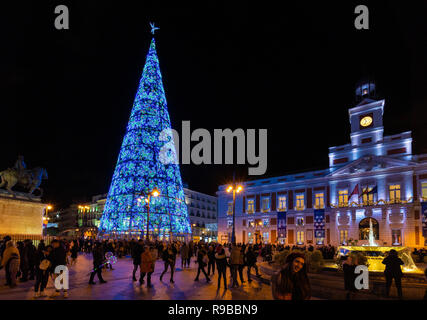 Madrid, Spagna, dicembre 2018. Piazza Puerta del Sol al calar della sera illuminata da luci di Natale e un lucido albero di natale. Foto Stock