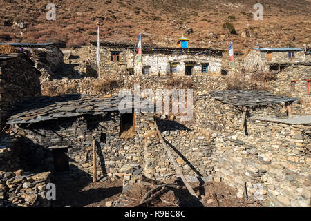 Il villaggio tibetano di Samdo sul circuito di Manaslu trek è composta da tradizionale a 2 piani di case con il bestiame al di sotto di quarti viventi Foto Stock