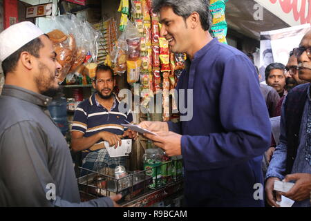 Dacca in Bangladesh. Sinistra Alleanza Democratica Zonayed candidato Saki prendere parte in una campagna elettorale in anticipo di elezioni generali a Dhaka, nel Bangladesh sul dicembre 20, 2018. Più di cento milioni di persone sono attese per il loro voto alle prossime elezioni generali che si terranno il 30 dicembre 2018. Foto Stock