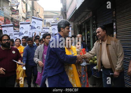 Dacca in Bangladesh. Sinistra Alleanza Democratica Zonayed candidato Saki prendere parte in una campagna elettorale in anticipo di elezioni generali a Dhaka, nel Bangladesh sul dicembre 20, 2018. Più di cento milioni di persone sono attese per il loro voto alle prossime elezioni generali che si terranno il 30 dicembre 2018. Foto Stock