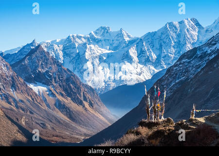 Bandiere di preghiera e un chorten in Himalaya Manaslu, Nepal Foto Stock