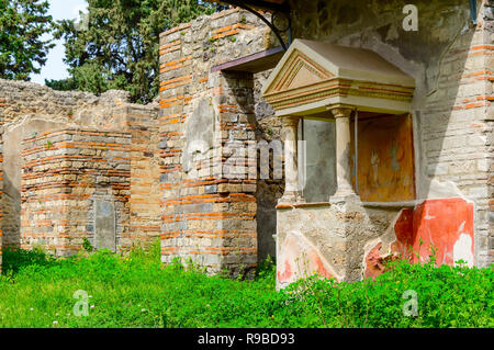 Pompei: antica casa con affresco. Resti di Pompei antica città distrutta dalla eruzione del vulcano Vesuvio, Italia Foto Stock