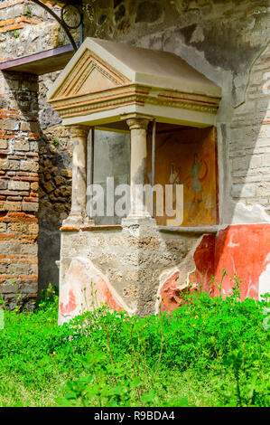 Pompei: antica casa con affresco. Resti di Pompei antica città distrutta dalla eruzione del vulcano Vesuvio, Italia Foto Stock