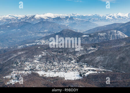 L'Italia. Campo dei Fiori Parco Regionale in primo piano, con Brinzio village, sullo sfondo la catena alpina Foto Stock