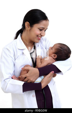 Allegro femmina trattiene pediatra neonato Foto Stock