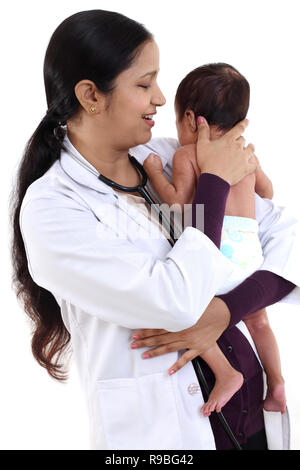Allegro femmina trattiene pediatra neonato Foto Stock