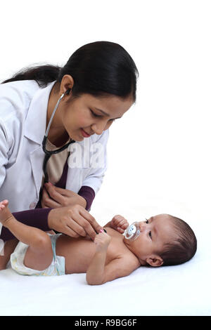 Allegro femmina trattiene pediatra neonato Foto Stock
