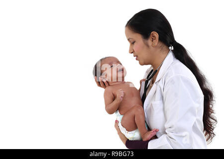 Allegro femmina trattiene pediatra neonato Foto Stock