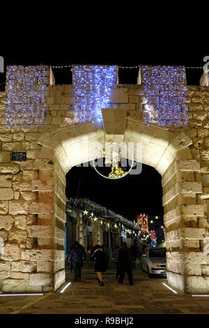 Vista sul Bab el Gadid o sulla porta Nuova decorata con pietra merlata nel quartiere Cristiano decorato in modo festivo per Natale. Città vecchia Gerusalemme est Israele Foto Stock