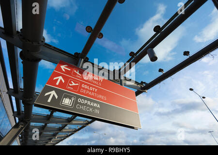 Varsavia, Polonia, Europa, dicembre 2018, Aeroporto di Digital Signage a Modlin Airport Foto Stock