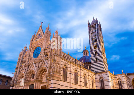 Cattedrale di Siena (Italiano: Duomo di Siena) (1348) è una chiesa medievale di Siena, Italia Foto Stock