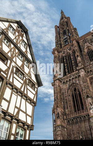 Il contrasto tra la cattedrale di Strasburgo e la vecchia casa medioevale a Strasburgo, Francia Foto Stock