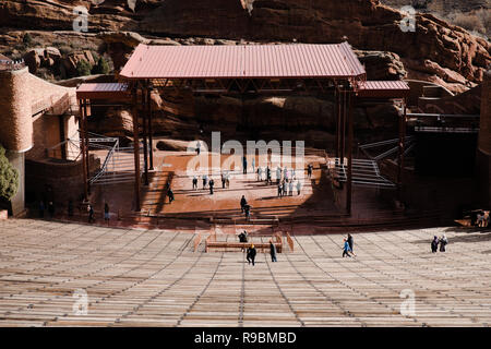 Simmetriche ritratto paesaggio di roccia rossa si erge anfiteatro e palco di fronte la montagna bella bella montagna sfondo su una perfetta giornata di sole Foto Stock