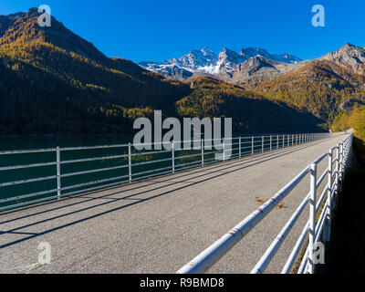 Il lago di Ceresole è un lago artificiale situato nel Parco Nazionale del Gran Paradiso, Ceresole Reale, Piemonte, Italia. Foto Stock