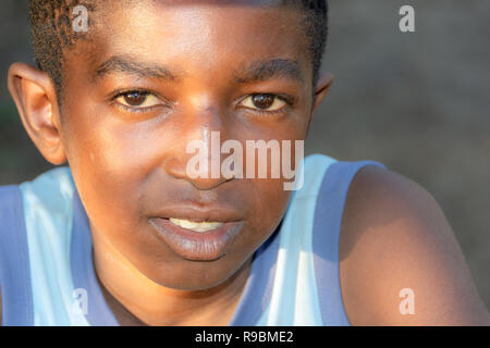 Giovane ragazzo africano nel villaggio rurale di Mushekwa sul fiume Zambesi in Zambia, Africa Foto Stock