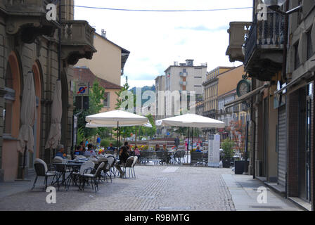 Vista su Via Vittorio Emanuele e Piazza Michele Ferrero, ex Piazza Savona Alba. Piemonte - Italia Foto Stock