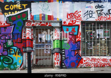 Graffiti Wall al pub a Temple Bar - Dublino, Irlanda Foto Stock