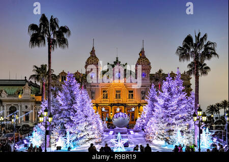 La Francia. Principato di Monaco (98). Decorazione di natale nella parte anteriore del Casinò di Monte Carlo Foto Stock