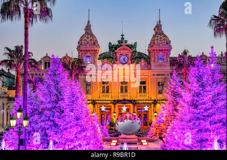 La Francia. Principato di Monaco (98). Decorazione di natale nella parte anteriore del Casinò di Monte Carlo Foto Stock