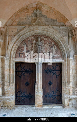 La Francia. Gers (32). Lavardens. Porta Vecchia e mosaico nel portale di Saint Michael Church Foto Stock