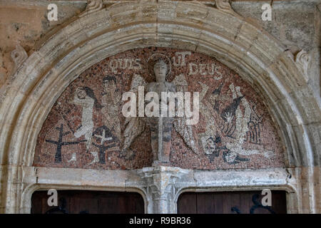 La Francia. Gers (32). Lavardens. Porta Vecchia e mosaico nel portale di Saint Michael Church Foto Stock