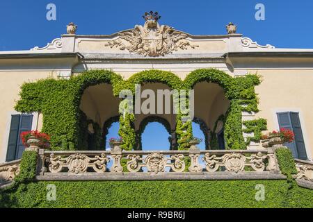Balcone panoramico che si affaccia sul Lago di Como nella famosa Villa del Balbianello, nel comune di Lenno. Lombardia, Italia. Foto Stock