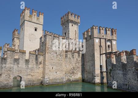 Castello scaligero custodendo l'ingresso di Sirmione città medievale sul lago di Garda in Lombardia nel nord Italia. Foto Stock