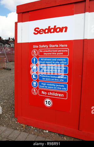 Un edificio sito avviso di sicurezza da Seddon costruttori, Stoke-on-Trent, Staffordshire, England, Regno Unito Foto Stock