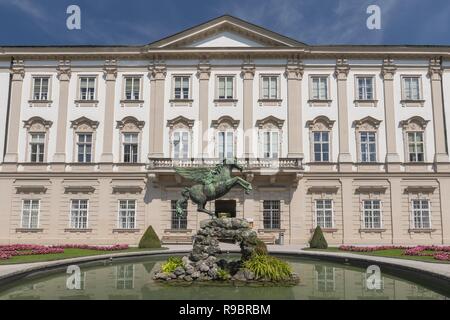 Facciata di Schloss Mirabell Palace, con un bronzo Pegasus su Pegasus fontana nella parte anteriore, scultore Kaspar Gras, Salzburg Austria. Foto Stock