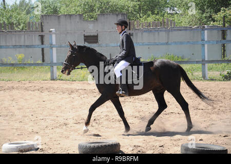 Kovrov, Russia. 1 Giugno 2014. Lo sport equestre in concorsi per bambini e giovani della scuola di sport. Cavaliere a cavallo prima della gara Foto Stock